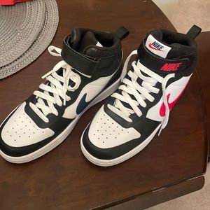 NIKE BOYS BIG KID COURT BOROUGH MID - WHITE/BLACK/RED/NAVY 6.5Y
